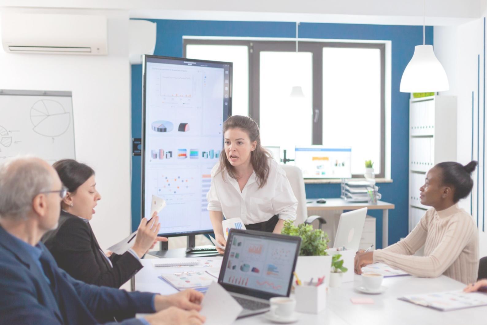 Famille travaillant ensemble sur leur budget mensuel autour d'une table