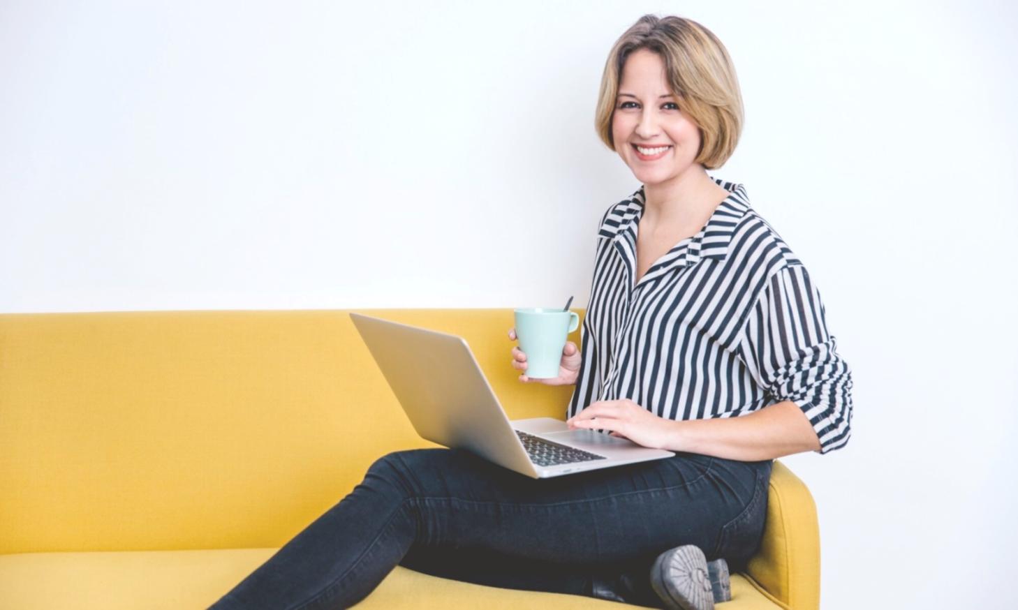 Espace de travail organisé avec documents financiers et ordinateur portable