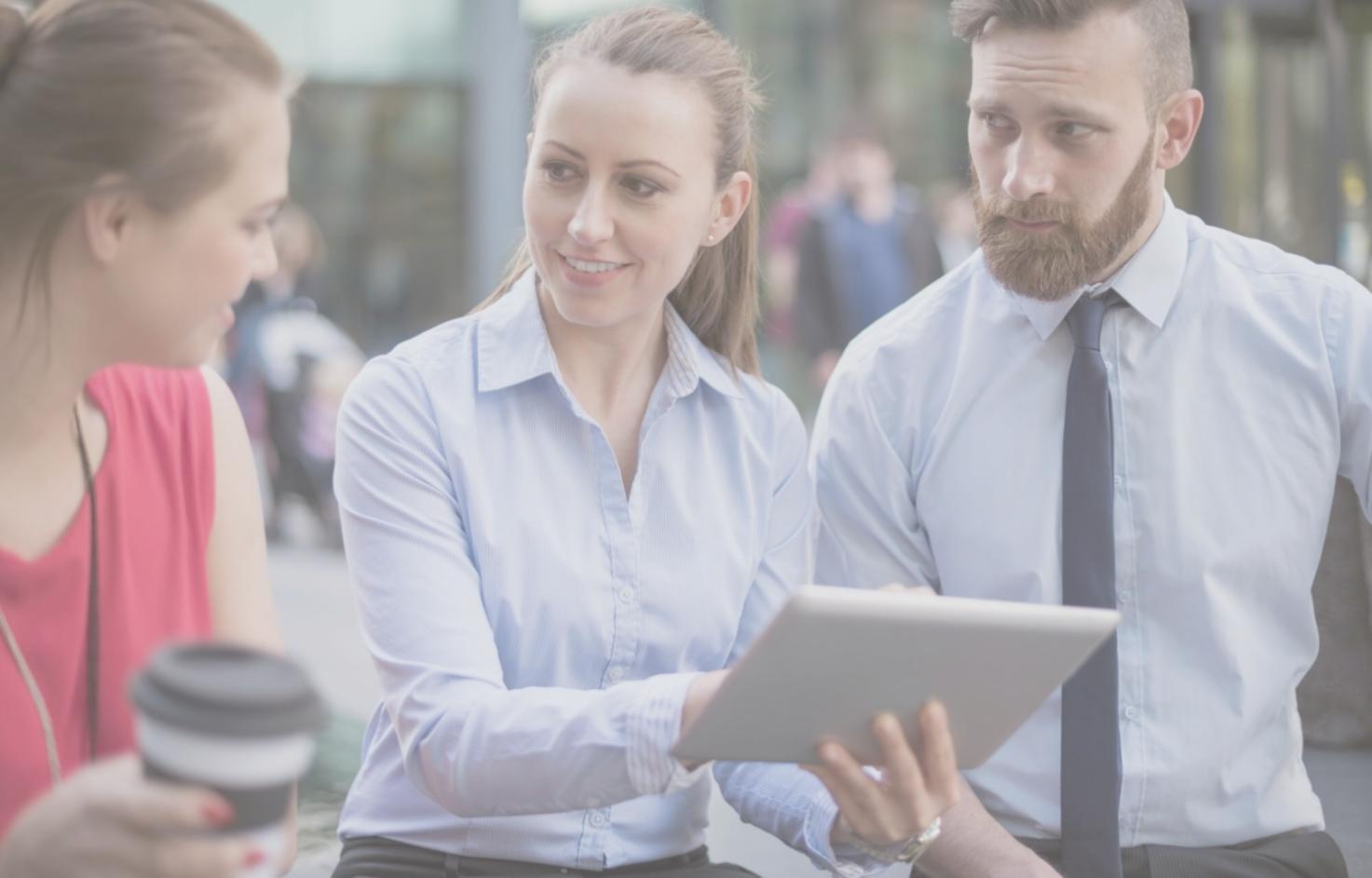 Famille travaillant ensemble sur leur budget